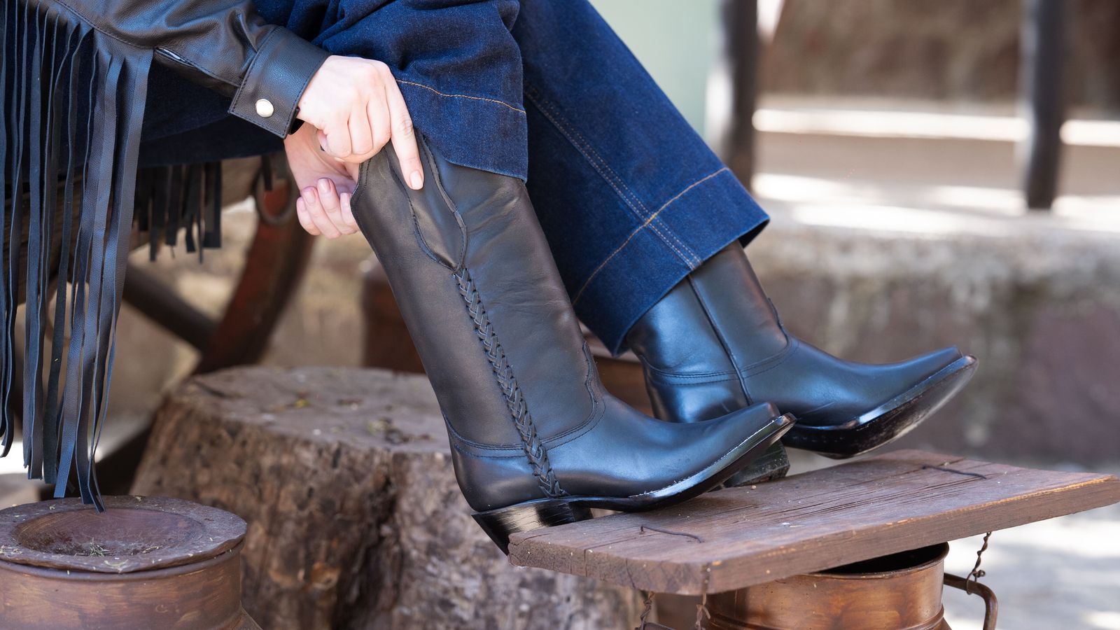 03 bottesjean Bottes hautes en cuir portées par-dessus un jean large