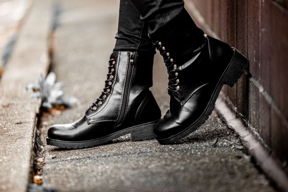 03 t2840 Bottines montantes noires à lacets portées sur un trottoir jonché de feuilles d'automne