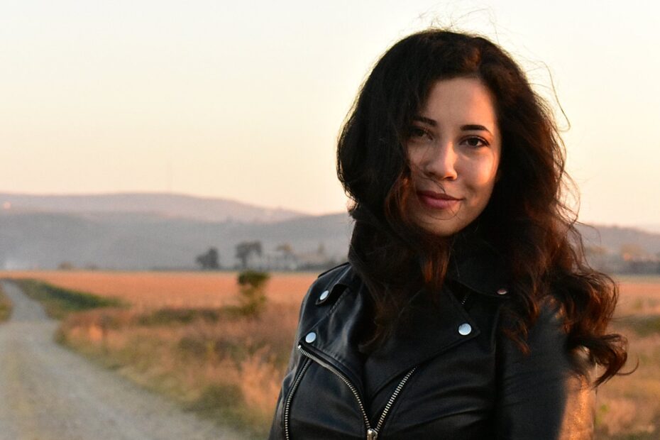 04 t2835 Femme en perfecto de cuir noir sur un chemin de campagne, lumière de fin de journée