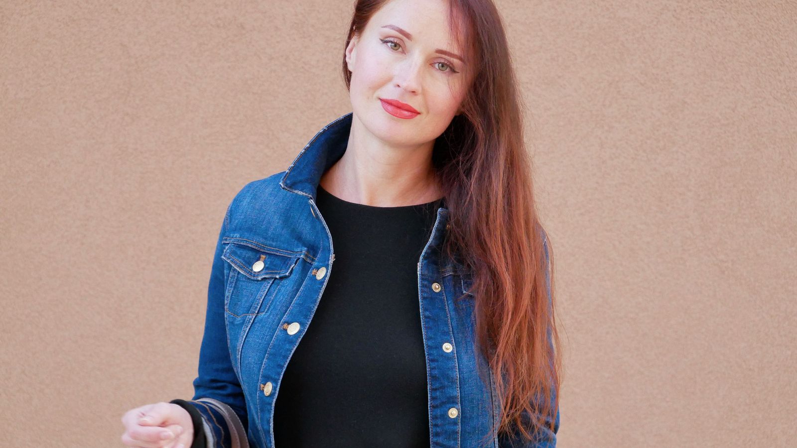 05 denim Veste en jean claire portée sur un haut noir