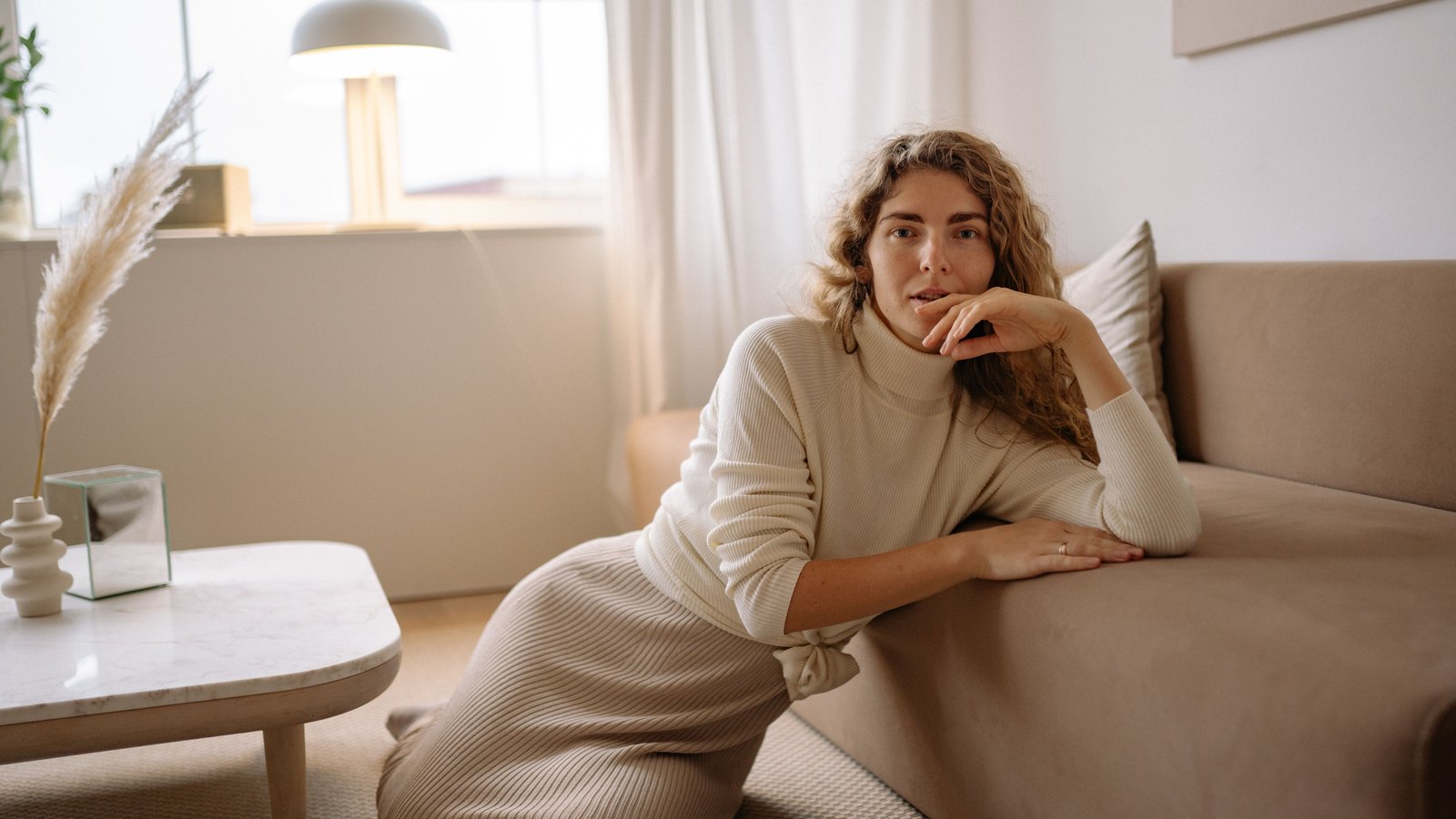 06 cachemire Femme en ensemble beige en maille dans un intérieur clair