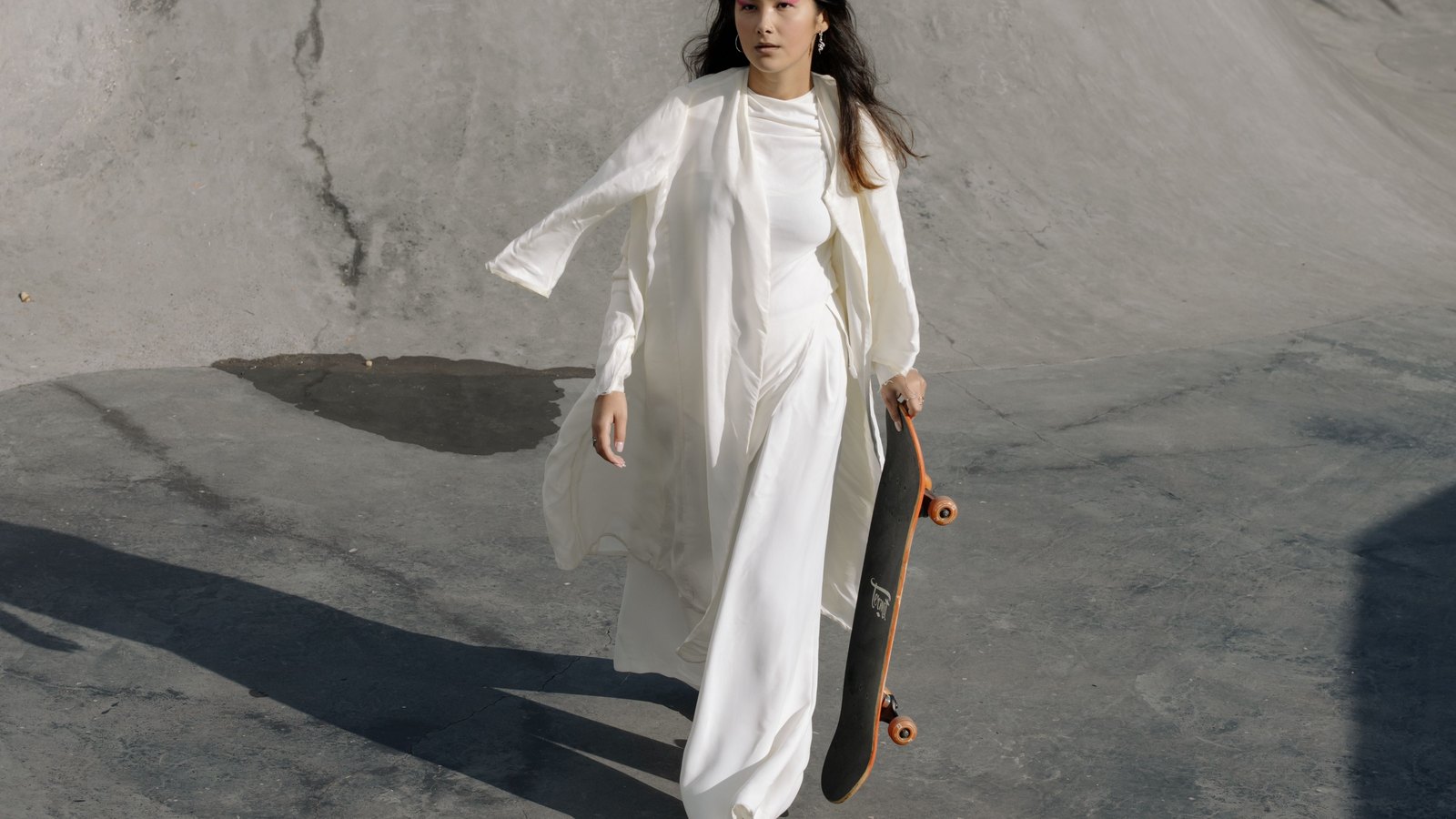 08 robepantalon Robe blanche longue portée par-dessus un pantalon assorti