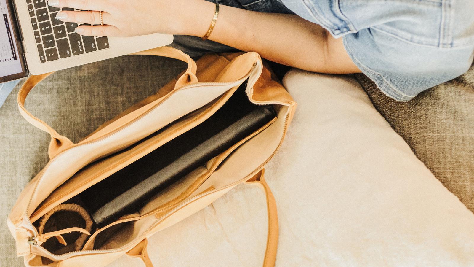 09 sactravail Intérieur d'un sac ouvert montrant un compartiment pour ordinateur portable