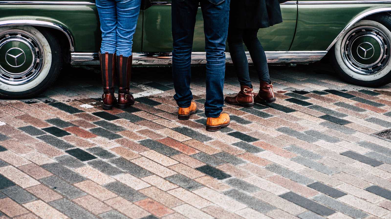 10 bottesjean Bottes montantes portées sur des jeans, vue au niveau des pieds